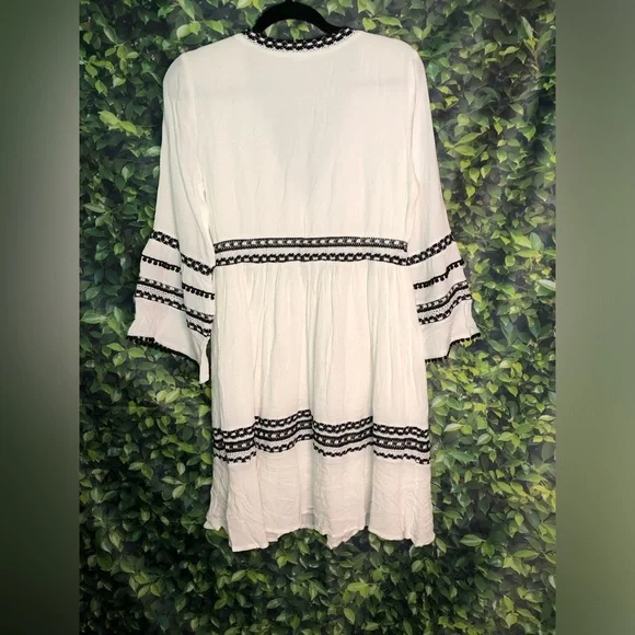 White Dress with Black Trim - Picture 15 of 16